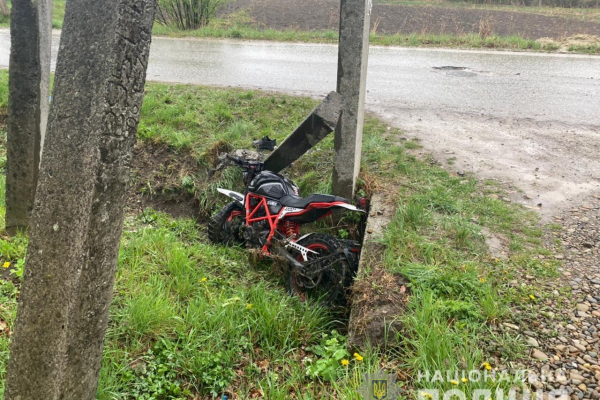 На Буковині мотоцикліст врізався у електроопору і загинув