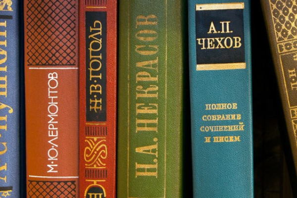 У Чернівцях здають на макулатуру російські книжки, щоби придбати українські твори для сільської бібліотеки