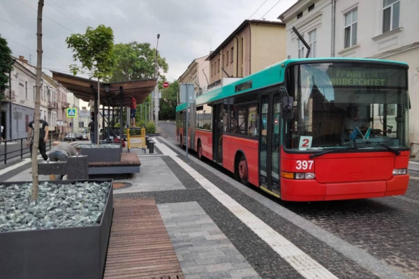 Біля громадського простору у Чернівцях з'явилася сучасна тролейбусна зупинка 