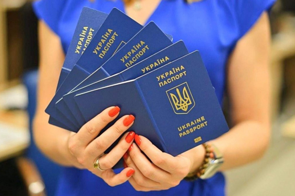 Українці зможуть отримати паспортні документи за кордоном