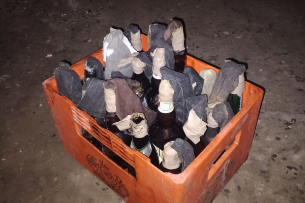 На дитячому майданчику у Чернівцях виявили ящик пляшок з невідомою речовиною