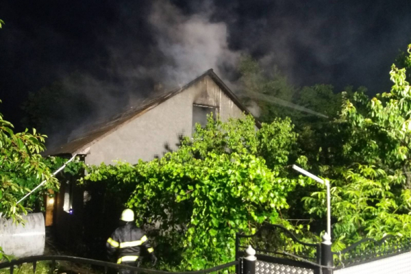 На Глибоччині блискавка вдарила у будинок і спричинила пожежу (ФОТО)