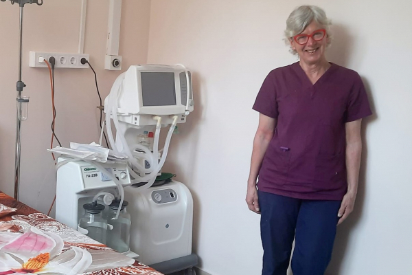 Медсестра з Англії, яка працювала у «гарячих» точках по всьому світу, тепер допомагає лікарні у Чернівцях (ФОТО)