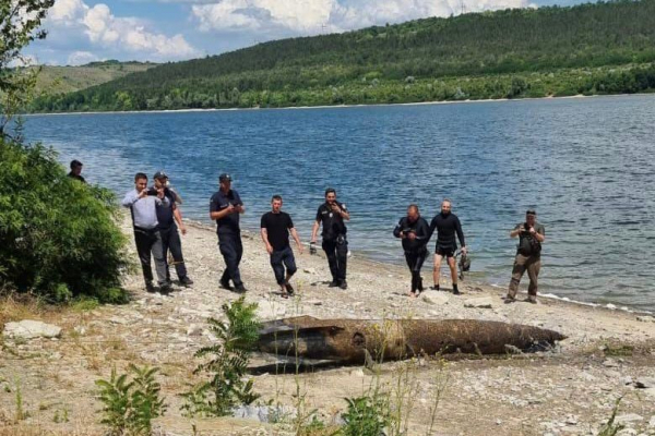 Не ракета: на дні водосховища у Чернівецькій області знайшли паливний бак літака (ФОТО)