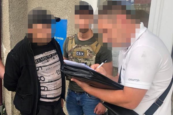 Антикорупціонера, який вимагав хабаря, на Буковині затримали силовики (ФОТО)