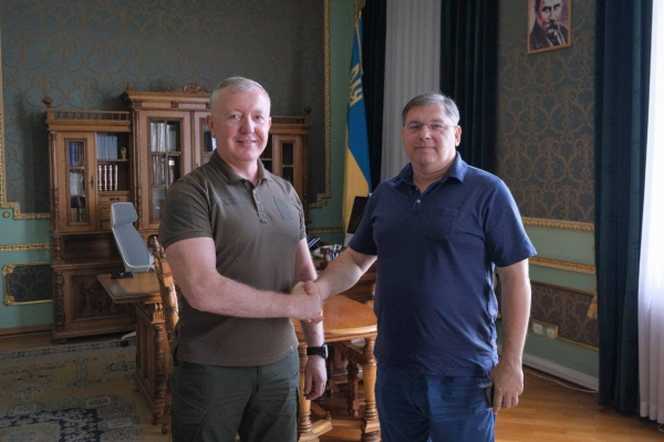 Тимошенко подякував за роботу Осачуку та привітав із призначенням нового начальника Чернівецької ОВА