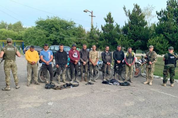 Буковинські прикордонники затримали дев'ятьох байкерів поблизу кордону з Румунією (ФОТО, ВІДЕО)