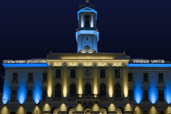 У Чернівцях хочуть підсвітити ратушу, квітковий годинник та колони при вході в парк імені Шевченка (ВІДЕО)