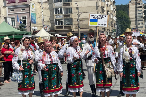На фольклорному фестивалі «Буковинські зустрічі» у Румунії Чернівецьку область представили 8 колективів (ФОТО)