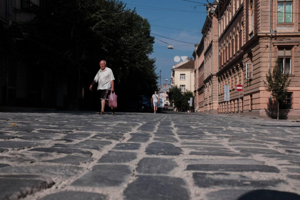 На вулиці Міцкевича у Чернівцях посилили основу і переклали бруківку (ФОТО)