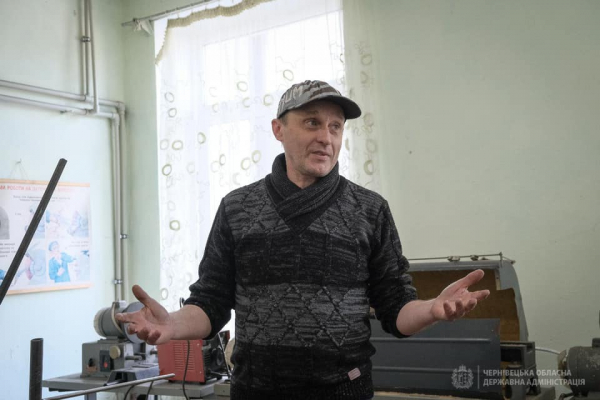 Коваль з Лисичанська, в якого згорів дім, відкрив майстерню на Буковині та написав вірш про Україну (ВІДЕО)