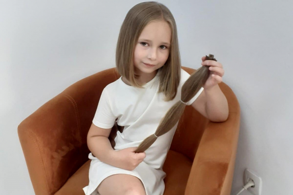 Дівчинка з Буковини обрізала своє розкішне волосся задля ремонту бойової автівки захисників (ФОТО)