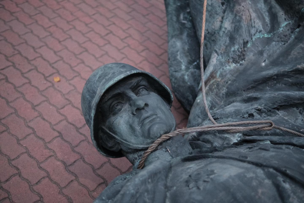 Із Соборної площі у Чернівцях вранці прибрали пам‘ятник червоноармійцю (ВІДЕО)