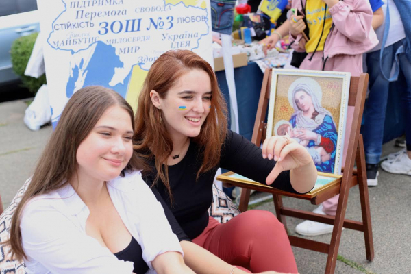 Чернівецькі учні провели благодійний ярмарок на підтримку медбатальйону «Госпітальєри» (ФОТО)