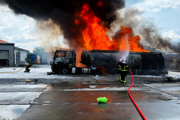 У пожежі на чернівецькій АЗС згоріли три цистерни та тягач (ФОТО, ВІДЕО)