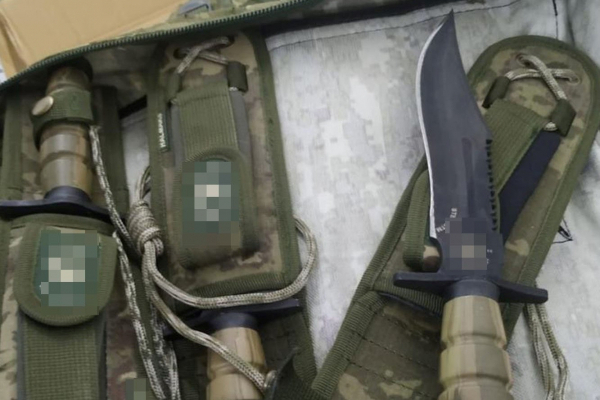 Чернівчанин віз з Румунії 150 бойових ножів під виглядом гуманітарної допомоги (ФОТО)