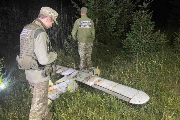 Поблизу кордону з Румунією буковинські прикордонники виявили безпілотник з контрабандою (ВІДЕО)