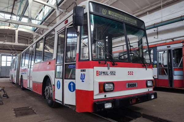 Чеське місто подарувало Чернівцям тролейбус-гармошку Skoda (ФОТО)