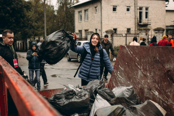 Молодь упродовж дня зібрала у Чернівцях сто пакетів сміття (ФОТО)