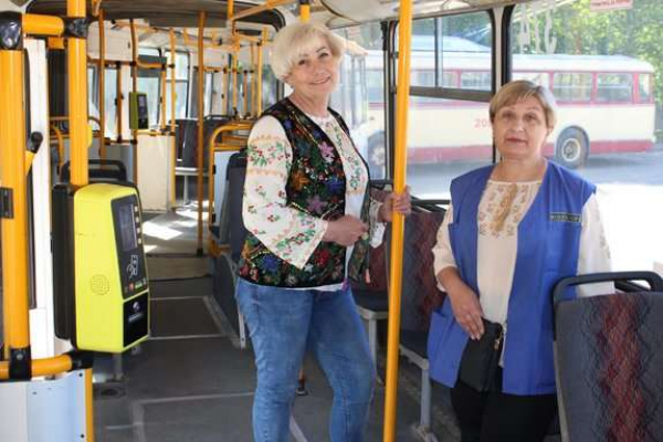 Чернівецьке тролейбусне управління попрощалося з кондукторами (ФОТО)