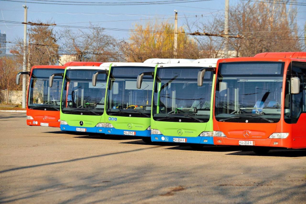 Чернівці отримали п'ять сучасних автобусів (фото)