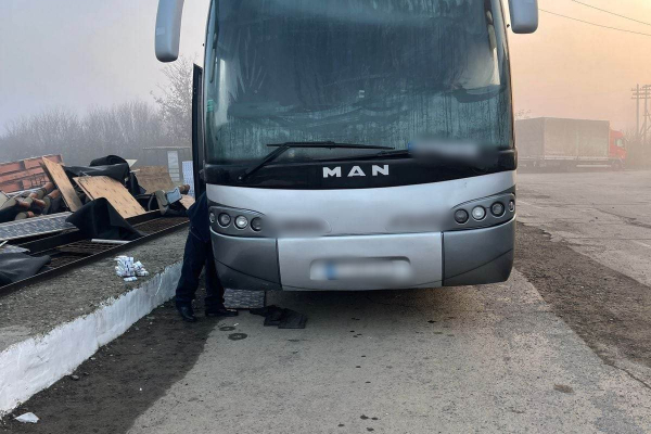 Українські прикордонники затримали туристичний автобус набитий контрабандою (фото)