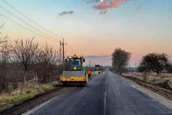 На Буковині ремонтують дорогу на кордоні з Республікою Молдова (ФОТО)