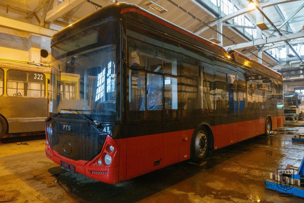 Парк комунального транспорту у Чернівцях поповнився ще п'ятьма автобусами та тролейбусом (ФОТО)