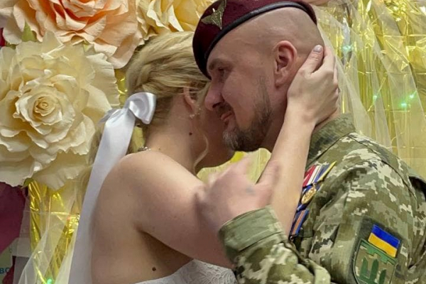 Волонтери у Чернівцях усього за дві години влаштували військовому весілля (ФОТО, ВІДЕО)