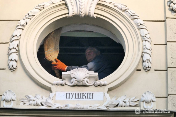 З фасаду театру у Чернівцях прибрали бюст Пушкіна (ФОТО)