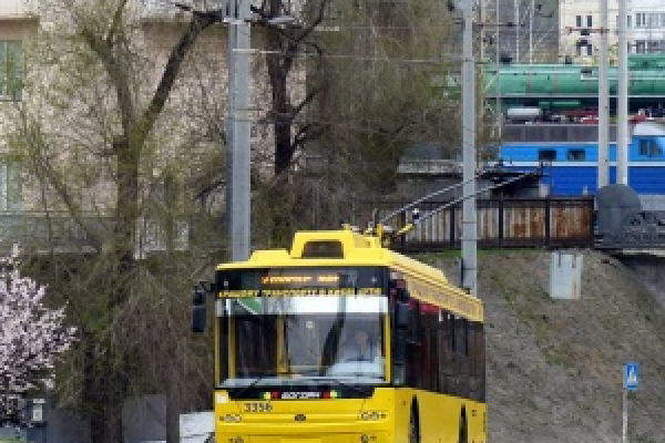 Тролейбус збив літню жінку на вулиці Головній у Чернівцях: вона загинула