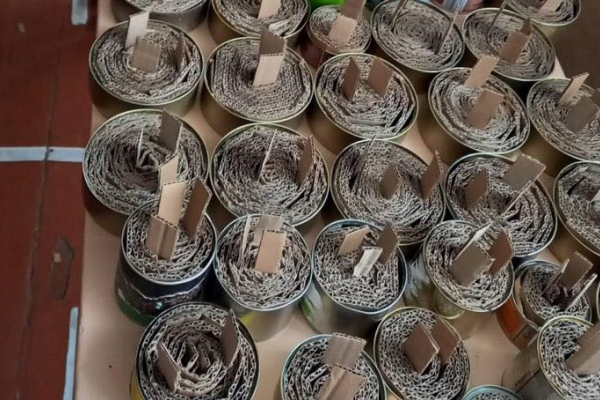 У ліцеї на Сокирянщині виготовляють окопні свічки і плетуть маскувальні сітки (ФОТО)