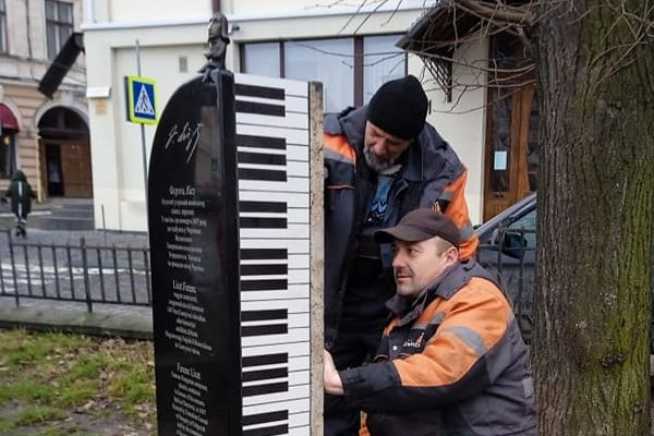 У Чернівцях з пам'ятника Ференцу Лісту знову лунає музика (ФОТО)
