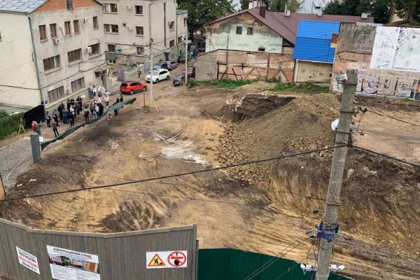 Скандальне будівництво у середмісті Чернівців: що відбувається (ФОТО, ВІДЕО)