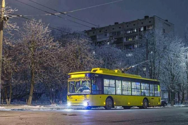 Через обмерзання електромереж у Чернівцях тролейбуси курсують із затримкою