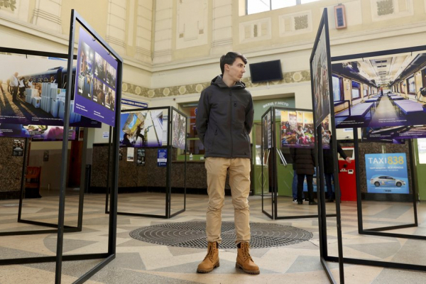 На вокзалі у Чернівцях відкрили фотовиставку про евакуаційні потяги (ФОТО)