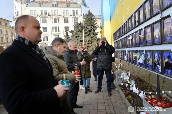 На Центральній площі Чернівців вшанували пам'ять усіх загиблих у підступній війні (ФОТО)