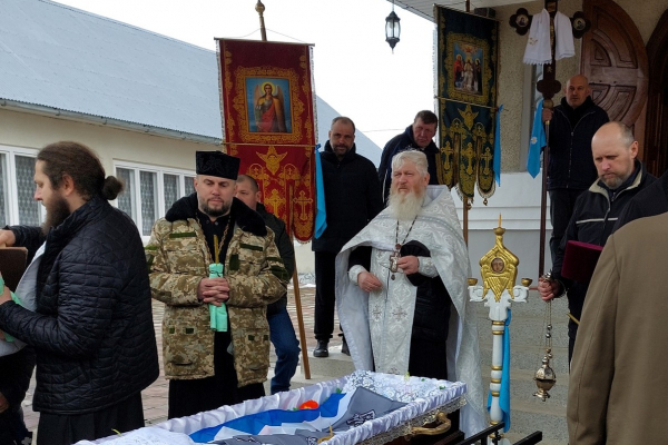Українського капелана на Буковині не пустили до церкви під час поховання воїна (ВІДЕО)