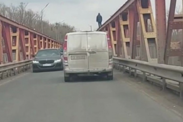 Чоловік хотів зістрибнути з мосту на виїзді із Чернівців (ФОТО)