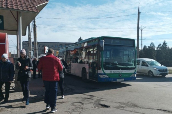 Біля зупинки у Чернівцях раптово помер водій автобуса (ФОТО)