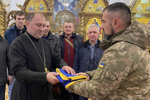 Чернівецький капелан Василь Гасинець отримав прапор з підписом Головнокомандувача ЗСУ (ФОТО)