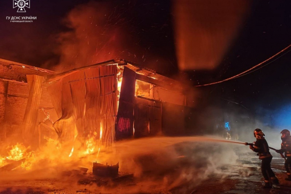 У Чернівцях вдосвіта горів склад: пожежу гасили 25 рятувальників (ФОТО)