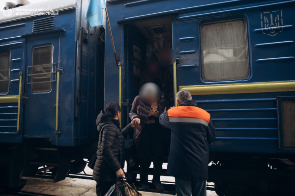 Евакуаційним потягом до Чернівців привезли пацієнтів психоневрологічного інтернату із Запорізької області (ФОТО)