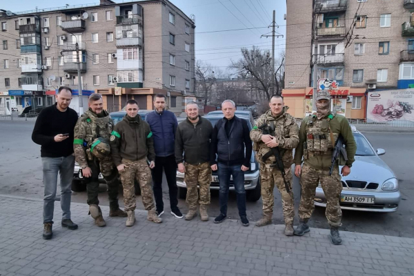 Мер Чернівців разом із колегами відвіз військовим джипи та дрони (ФОТО)