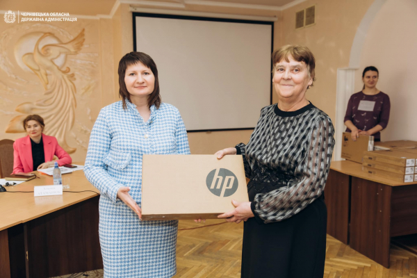 Дев'ятнадцять шкіл у Чернівецькій області отримали понад сотню якісних ноутбуків (ФОТО)