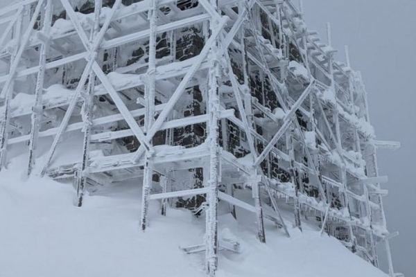 На горі Піп Іван сніг, а температура впала до -16°С (ФОТО)