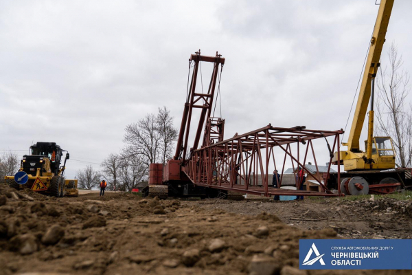 Для влаштування опор «норвезького» моста на Буковині задіяли 100-тонний кран (ФОТО) 