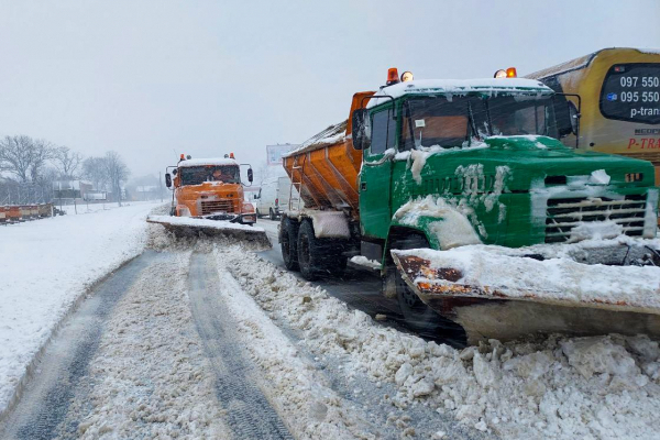 До пів метра снігу намело на Буковині: водіїв закликають не виїжджати власним транспортом без нагальної потреби
