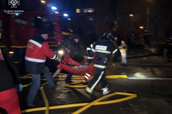 Трагічна пожежа у Чернівцях: загинули літня жінка та її син, 26 людей евакуйовано (ФОТО)