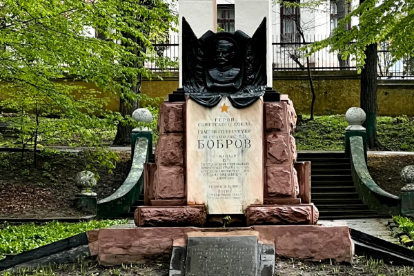 З чернівецького парку приберуть братську могилу радянських військових: що буде з останками